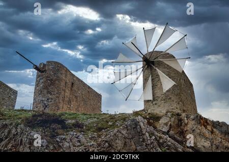 De beaux moulins à vent de voile de la jihad, utilisés pour pomper de l'eau dans les zones arides, particulièrement trouvés tout autour du plateau de Lassithi sur l'île de Crète, Grèce Banque D'Images