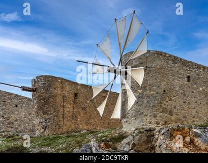 De beaux moulins à vent de voile de la jihad, utilisés pour pomper de l'eau dans les zones arides, particulièrement trouvés tout autour du plateau de Lassithi sur l'île de Crète, Grèce Banque D'Images