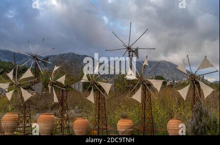 De beaux moulins à vent de voile de la jihad, utilisés pour pomper de l'eau dans les zones arides, particulièrement trouvés tout autour du plateau de Lassithi sur l'île de Crète, Grèce Banque D'Images
