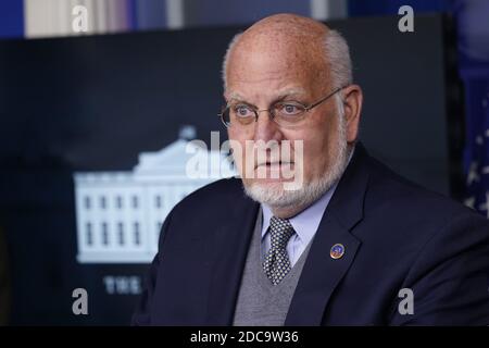 Le Dr Robert Redfield, directeur des centres pour le contrôle et la prévention des maladies, participe à une séance d'information avec les membres du Groupe de travail de la Maison-Blanche sur le coronavirus, à la Maison-Blanche, à Washington, DC, le 19 novembre 2020. Crédit: Chris Kleponis/Pool via CNP/MediaPunch Banque D'Images