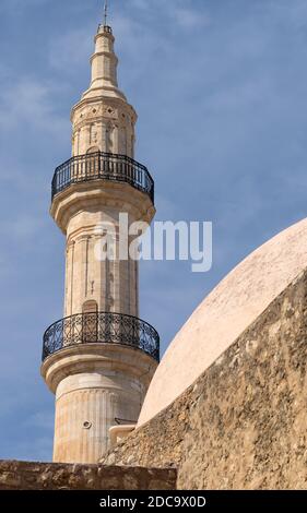 La mosquée de Neratze (à l'origine église et couvent de Santa Maria) à Rethymno (également Rethymno, Rethymnon et Rhíthymnos) est une ville sur l'île de Crète Banque D'Images