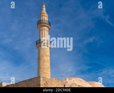 La mosquée de Neratze (à l'origine église et couvent de Santa Maria) à Rethymno (également Rethymno, Rethymnon et Rhíthymnos) est une ville sur l'île de Crète Banque D'Images