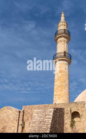 La mosquée de Neratze (à l'origine église et couvent de Santa Maria) à Rethymno (également Rethymno, Rethymnon et Rhíthymnos) est une ville sur l'île de Crète Banque D'Images