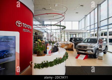 Mourmansk, Russie - 21 juin 2019 : voitures dans la salle d'exposition de la concession Toyota dans la ville de Mourmansk, en Russie Banque D'Images