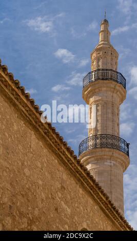 La mosquée de Neratze (à l'origine église et couvent de Santa Maria) à Rethymno (également Rethymno, Rethymnon et Rhíthymnos) est une ville sur l'île de Crète Banque D'Images