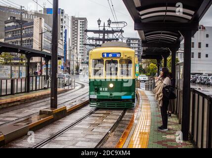 Nagasaki, Japon - 2 novembre 2020 : tramway vert et jaune le jour des pluies à Nagasaki Banque D'Images