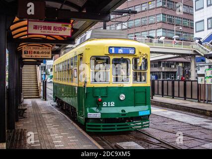 Nagasaki, Japon - 2 novembre 2020 : tramway jaune et vert le jour des pluies à Nagasaki Banque D'Images