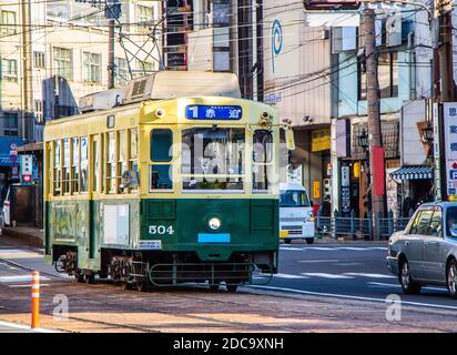 Nagasaki, Japon - 4 novembre 2020 : tramway vert et jaune à Nagasaki Banque D'Images