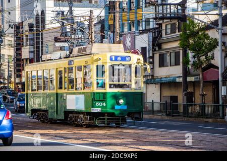 Nagasaki, Japon - 4 novembre 2020 : tramway jaune et vert à Nagasaki Banque D'Images