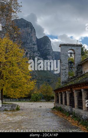 Ancienne église en pierre de St tryphon dans le village de Vikos pendant la saison d'automne situé dans le mont Tymfi Zagori, Epirus, Grèce, Europe Banque D'Images