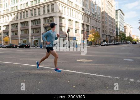 Washington, États-Unis. 20 novembre 2020. Un homme passe devant une intersection à Washington, DC, aux États-Unis, le 19 novembre 2020. Le nombre de demandes initiales de prestations sans emploi aux États-Unis est passé à 742,000 la semaine dernière, alors que la reprise du marché du travail ralentit en raison de la flambée des cas de COVID-19, a rapporté jeudi le Département du travail. Credit: Liu Jie/Xinhua/Alay Live News Banque D'Images