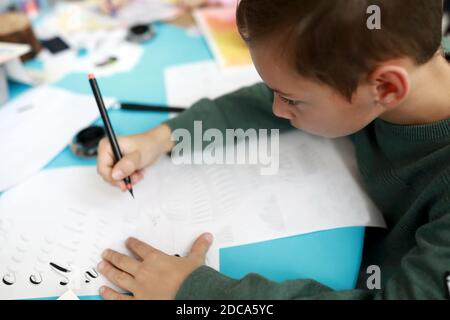 Portrait de la calligraphie d'apprentissage des enfants à l'atelier Banque D'Images