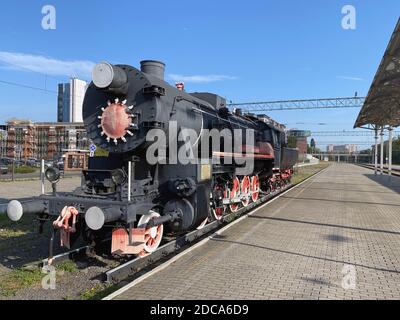 RUSSIE, KALININGRAD - 29 SEPTEMBRE 2020 : monument à la locomotive à vapeur de la sur la plate-forme Kaliningrad, Russie, construite en Allemagne Banque D'Images