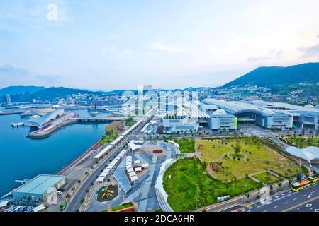 Vue panoramique de l'Expo GDE Square et péninsule d'Expo de la Sky Tower. Banque D'Images