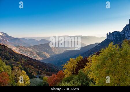 Campagne française. Col de Rousset. Vue panoramique sur les hauteurs des Vercors, les collines marly et la vallée du Val de Drome, France Banque D'Images