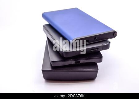 HDD : pile de disques durs portables isolée sur fond blanc. Pile de disques durs externes. Banque D'Images