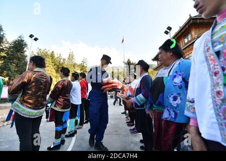 (201120) -- RONGSHUI, 20 novembre 2020 (Xinhua) -- des pompiers volontaires reçoivent des équipements de lutte contre les incendies au village de Wuying, un village isolé habité par le groupe ethnique Miao à la frontière entre la région autonome de Guangxi Zhuang dans le sud de la Chine et la province de Guizhou dans le sud-ouest de la Chine, le 19 novembre 2020. Alors que les maisons de style architectural local du village sont soutenues par une structure boisée, une équipe de femmes pompiers volontaires est formée pour protéger leur village, car la plupart des jeunes et des hommes d'âge moyen s'aventurent en tant que migrants. (Xinhua/Huang Xiaobang) Banque D'Images