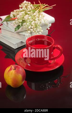 Tasse de thé et un bouquet de lys du vallée Banque D'Images