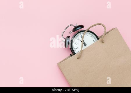 Radio-réveil noir dans le forfait Craft sur fond rose. Concept Vendredi noir , saison temps de vente. Flat Lay vue de dessus espace de copie disposition du modèle pour yo Banque D'Images