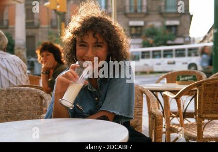 Maria Ketikidou sitzt BEI einem Milchshake in Palma auf Mallorca, Espagnol 1988. Banque D'Images