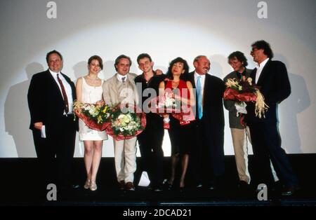 Sauspielerin Martina Gedeck und die Crew bei der Premiere des Spielfilms 'Frauen lügen nicht' à Köln, Allemagne 1998. Banque D'Images