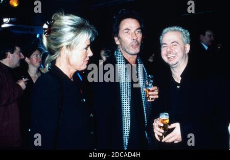 Hugo Egon Balder und Helmut Zerlett BEI der Filmpremiere des Spielfilms 'der Eisbär' im Cinedom à Köln, Allemagne 1998. Banque D'Images