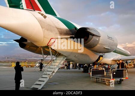 Déchargement d'un vol Alitalia à l'aéroport mère Theresa de Tirana, Albanie Banque D'Images