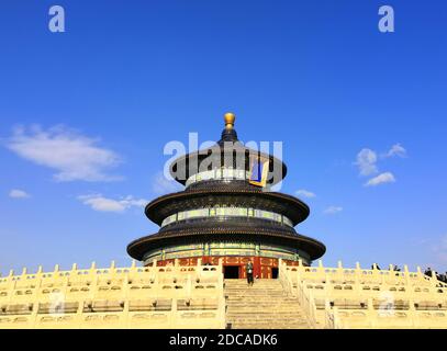 Dongcheng, Dongcheng, Chine. 20 novembre 2020. Beijing, CHINE-le 19 novembre 2020, après la pluie du début de l'hiver à Beijing, le ciel est clair et le temps de haut niveau d'apparence est inauguré. Le ciel et les nuages blancs dans le parc du Temple du ciel sont vraiment beaux. Crédit : SIPA Asia/ZUMA Wire/Alay Live News Banque D'Images