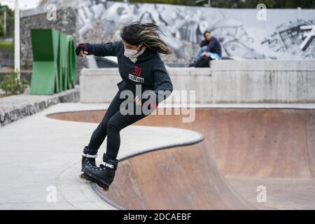 Mexico, Mexique. 18 novembre 2020. Une femme portant un masque de visage roller-patins à Mexico, Mexique, le 18 novembre 2020. Crédit: Luis Licona/Xinhua/Alamy Live News Banque D'Images