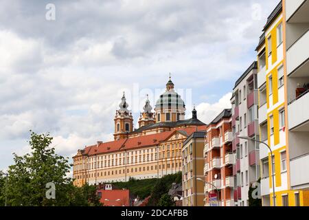 Appartements colorés à Melk, Autriche avec l'abbaye de Melk sur la colline en arrière-plan. Banque D'Images