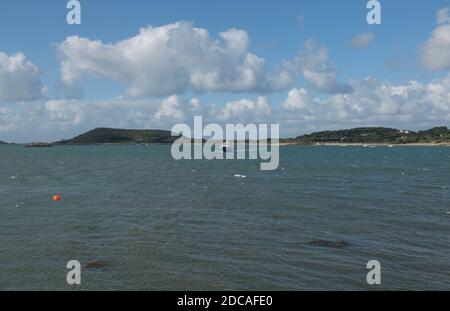 Ferry pour passagers 'Firethorn' Crossing New Grimsby Sound de l'île de Bryher à l'île de Tresco dans les îles de Scilly, Angleterre, Royaume-Uni Banque D'Images