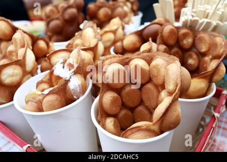 Gaufrettes en gobelets en papier sur le comptoir du marché Banque D'Images