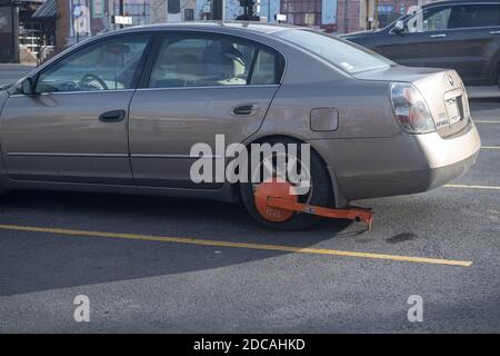 MORGANTOWN, ÉTATS-UNIS - 17 juin 2020 : voiture dans le parking avec coffre sur la roue Banque D'Images