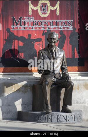 MORGANTOWN, ÉTATS-UNIS - 17 juin 2020 : statue en bronze de Don Knotts sur main Street de Morgantown, sa ville natale Banque D'Images