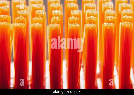 Poils de brosse à dents orange gros plan Banque D'Images