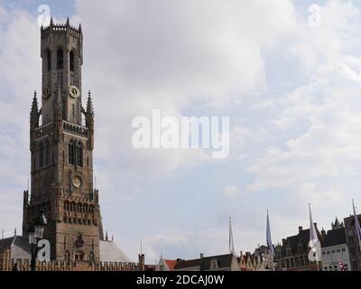 BRUGES, BELGIQUE - 10 mai 2019 : Belgique, Bruges / 10 2019 4 mai 43 h, tour de l'église, Église de notre-Dame en arrière-plan. Au premier plan Banque D'Images