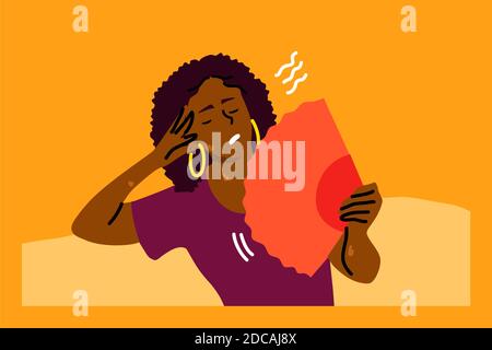 Stress mental, chaleur, déshydratation, notion de désagrément. L'épuisement stressé a énervé la jeune femme assise sur le canapé en utilisant un ventilateur agitant souffrant de l'excès Illustration de Vecteur