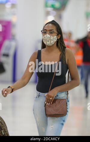 Non exclusif: CANCUN, MEXIQUE - NOVEMBRE 19: Une personne porte un masque de protection pendant qu'elle attend de monter à bord de l'avion à l'aéroport international de Cancun le novembre Banque D'Images