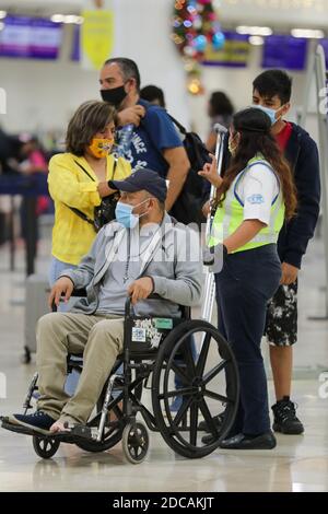 Non exclusif: CANCUN, MEXIQUE - NOVEMBRE 19: Une personne porte un masque de protection pendant qu'elle attend de monter à bord de l'avion à l'aéroport international de Cancun le novembre Banque D'Images