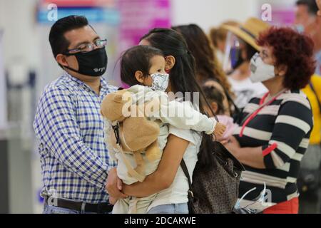 Non exclusif: CANCUN, MEXIQUE - NOVEMBRE 19: Une personne porte un masque de protection pendant qu'elle attend de monter à bord de l'avion à l'aéroport international de Cancun le novembre Banque D'Images