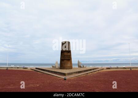 Kriegsdenkmal zur Erinnerung an die gefallenen Soldaten des D Day am Omaha Beach in der Normandie, Frankreich Banque D'Images