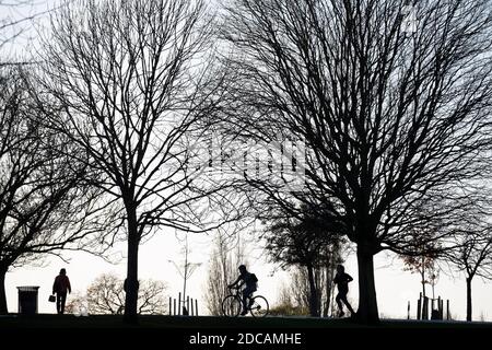 Les Londoniens du Sud pour une promenade en fin d'après-midi, profitez de la dernière lumière du soleil pendant le deuxième confinement de la pandémie de Cornavirus, à Brockwell Park, le 19 novembre 2020, à Lambeth, Londres, Angleterre. Banque D'Images