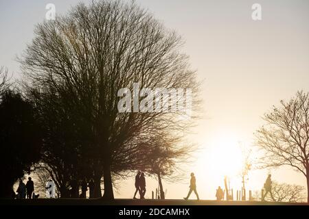 Les Londoniens du Sud pour une promenade en fin d'après-midi, profitez de la dernière lumière du soleil pendant le deuxième confinement de la pandémie de Cornavirus, à Brockwell Park, le 19 novembre 2020, à Lambeth, Londres, Angleterre. Banque D'Images