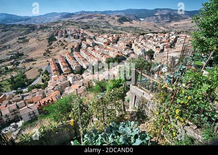 Vue aérienne de la nouvelle ville de Troina en Sicile, paysage pris de la vieille ville dont les terrasses de petits potagers sont visibles Banque D'Images