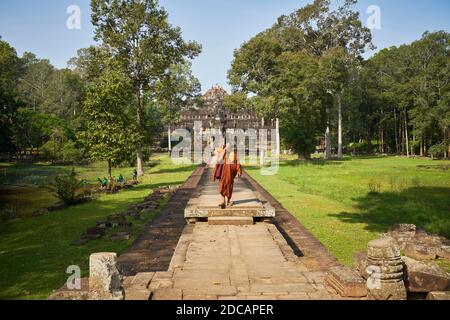 Baphuon est un beau temple-montagne du XIe siècle avec des escaliers escarpés menant les visiteurs à une terrasse qui offre l'un des Les meilleures vues de l'Angkor Banque D'Images