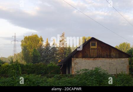 Vieille maison le matin avec ciel nuageux et lumineux. Banque D'Images