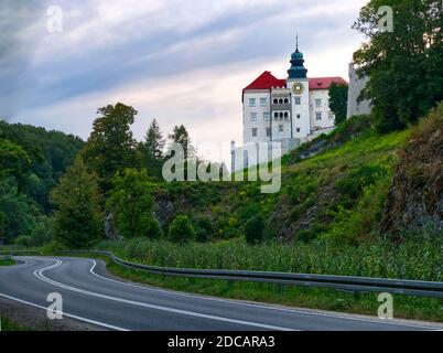 Château de Pieskowa Skala près de Cracovie, dans le parc national d'Ojcowski, au coucher du soleil. Banque D'Images