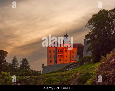 Château de Pieskowa Skala près de Cracovie, dans le parc national d'Ojcowski, au coucher du soleil. Banque D'Images