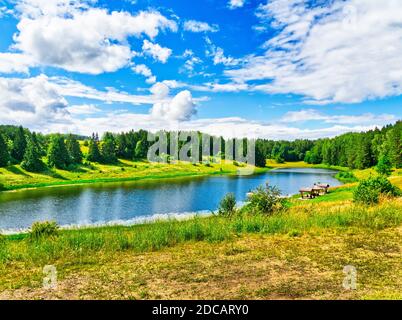 Paysage du lac Dobellus Duzy à Suwalszczyzna, Pologne à la journée. Banque D'Images