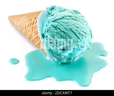 Glace bleue fondue au cône gaufré sur fond blanc. Faire fondre le bas de la glace près du cône avec de la glace. Gros plan. Banque D'Images